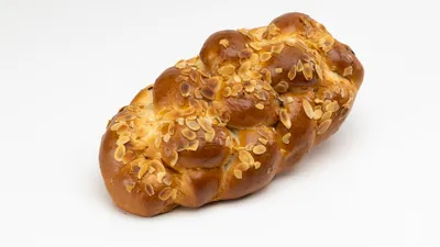 Vánočka s rozinkami sypaná mandlemi